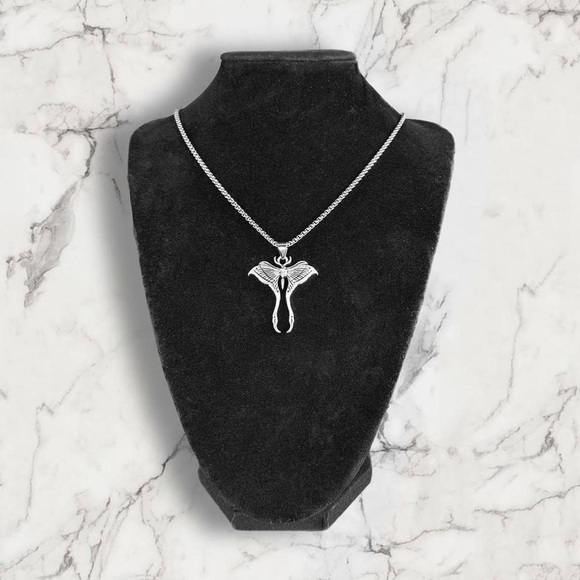 Elegant Silver Angel Pendant Necklace - Picture 1 of 3